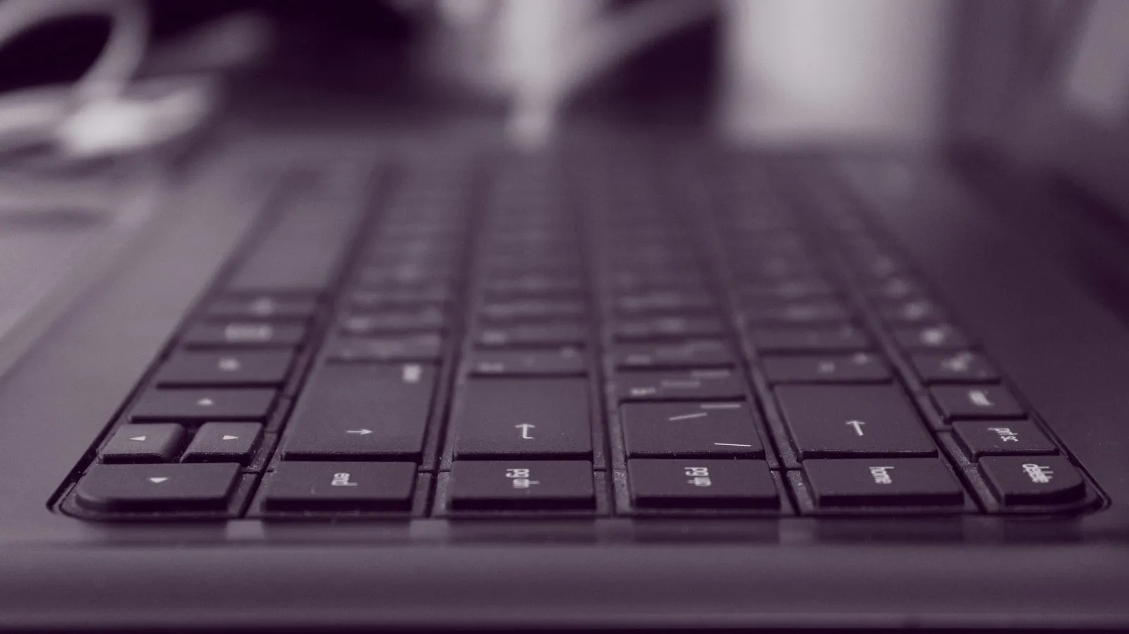 Krupni plan tastature laptopa, pogled iz nivoa tastera